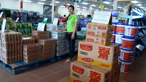 Hàng ngoại tràn ngập các siêu thị miễn thuế ở khu thương mại cửa khẩu Tịnh Biên (An Giang) - Ảnh: Đ.Vịnh